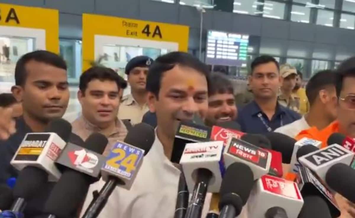 Tej Pratap's Airport Meet With BJP's Ravi Kishan Sparks Speculations