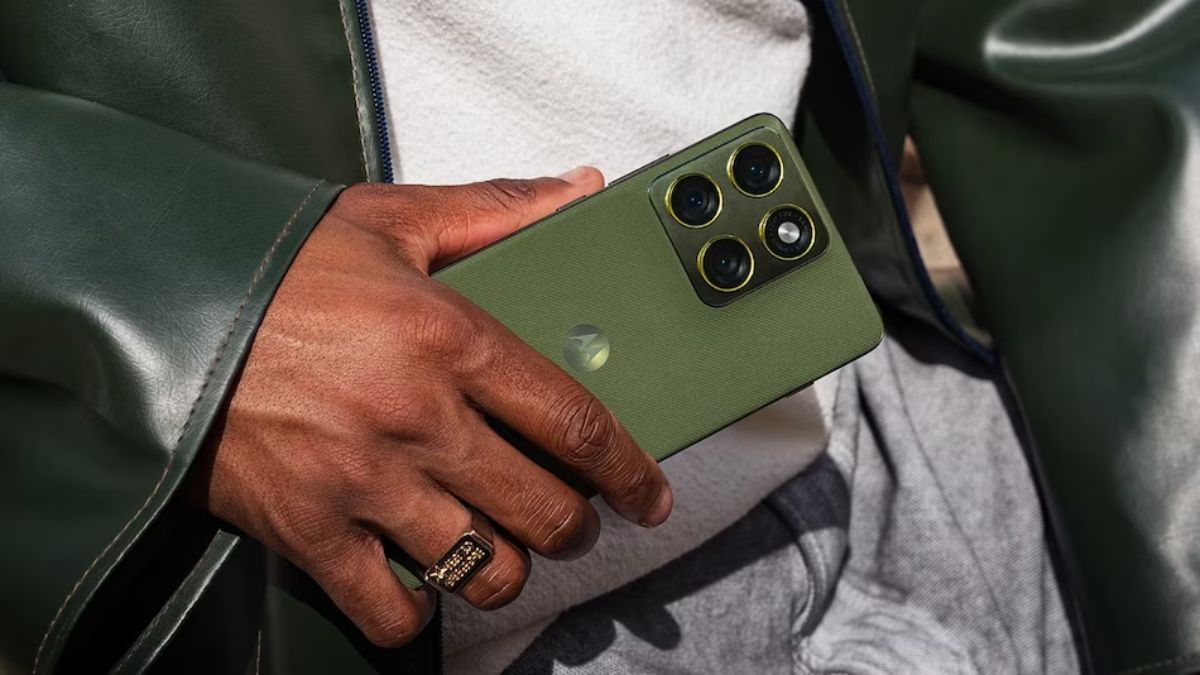 కళ్లు చెదిరే ధర, స్పెసిఫికేషన్లతో మోటరోలా ఎడ్జ్ 70.. ఈ మోడల్ ప్రత్యేకతలివే