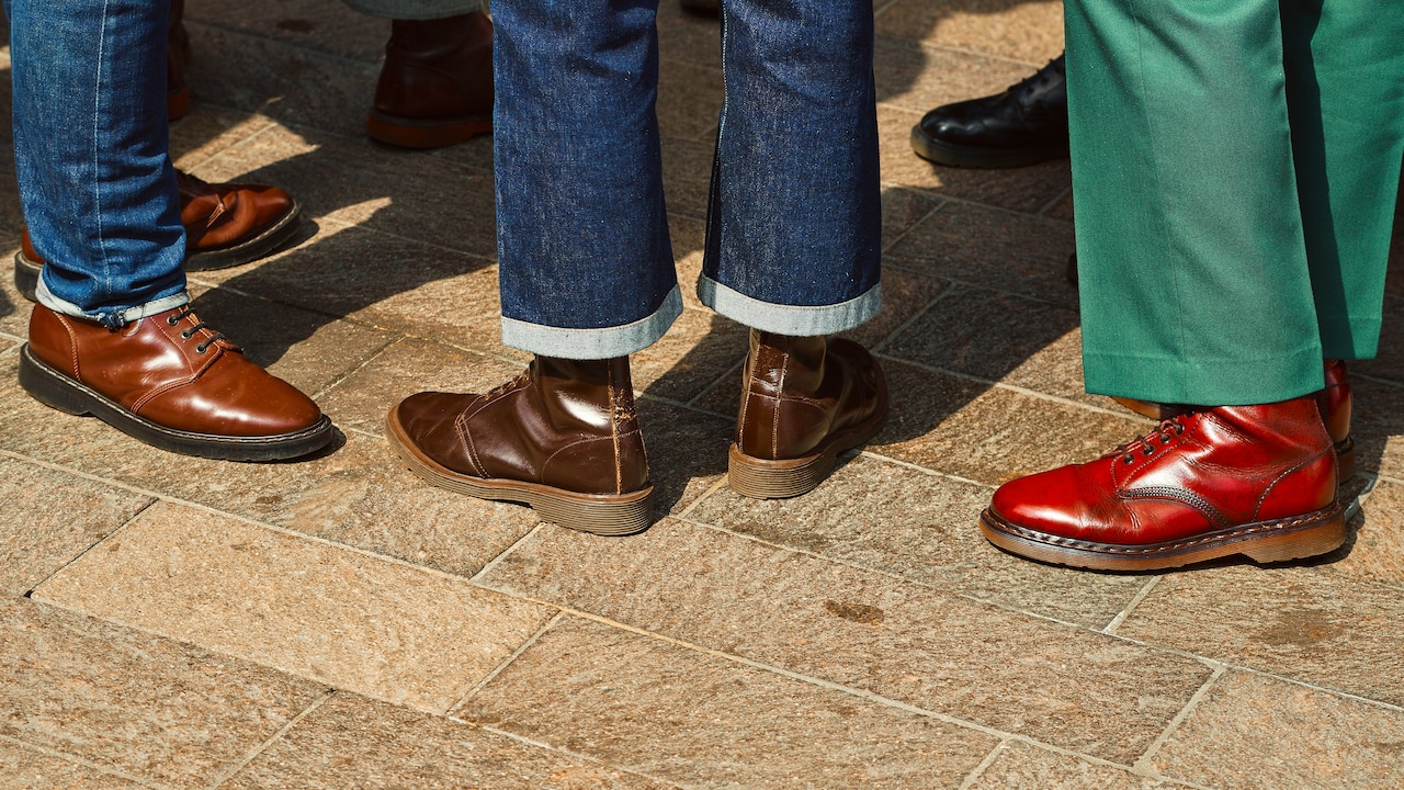 Why Formal Shoes Hurt After A Metro Ride: The Commute-to-Desk Problem Solved