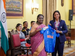 वर्ल्ड चैंपियन टीम इंडिया से राष्ट्रपति द्रौपदी मुर्मू ने की मुलाकात, कप्तान हरमनप्रीत कौर ने भेंट की जर्सी