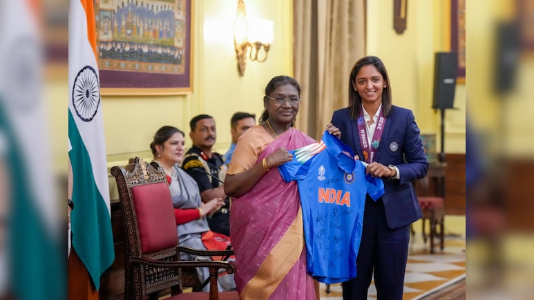 वर्ल्ड चैंपियन टीम इंडिया से राष्ट्रपति द्रौपदी मुर्मू ने की मुलाकात, कप्तान हरमनप्रीत कौर ने भेंट की जर्सी