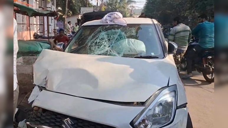 तेज रफ्तार कार का कहर! स्कूली बच्चों से भरे ऑटो को ठोका, तीन घायल; बुजुर्ग को टक्कर मारकर फरार