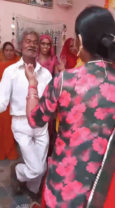 बेटे की शादी की खुशी में डीजे की धुन पर थिरक रहे थे पिता, सालियों के साथ नाचते हुए आया हार्ट अटैक