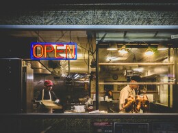 बेटी को घर का खाना खिलाने के लिए पिता ने छोड़ी नौकरी, 900 किमी दूर जाकर यूनिवर्सिटी गेट पर खोला फूड स्टॉल