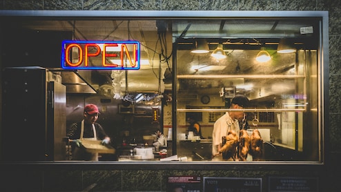 बेटी को घर का खाना खिलाने के लिए पिता ने छोड़ी नौकरी, 900 किमी दूर जाकर यूनिवर्सिटी गेट पर खोला फूड स्टॉल