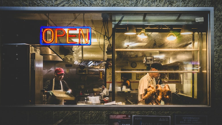 बेटी को घर का खाना खिलाने के लिए पिता ने छोड़ी नौकरी, 900 किमी दूर जाकर यूनिवर्सिटी गेट पर खोला फूड स्टॉल