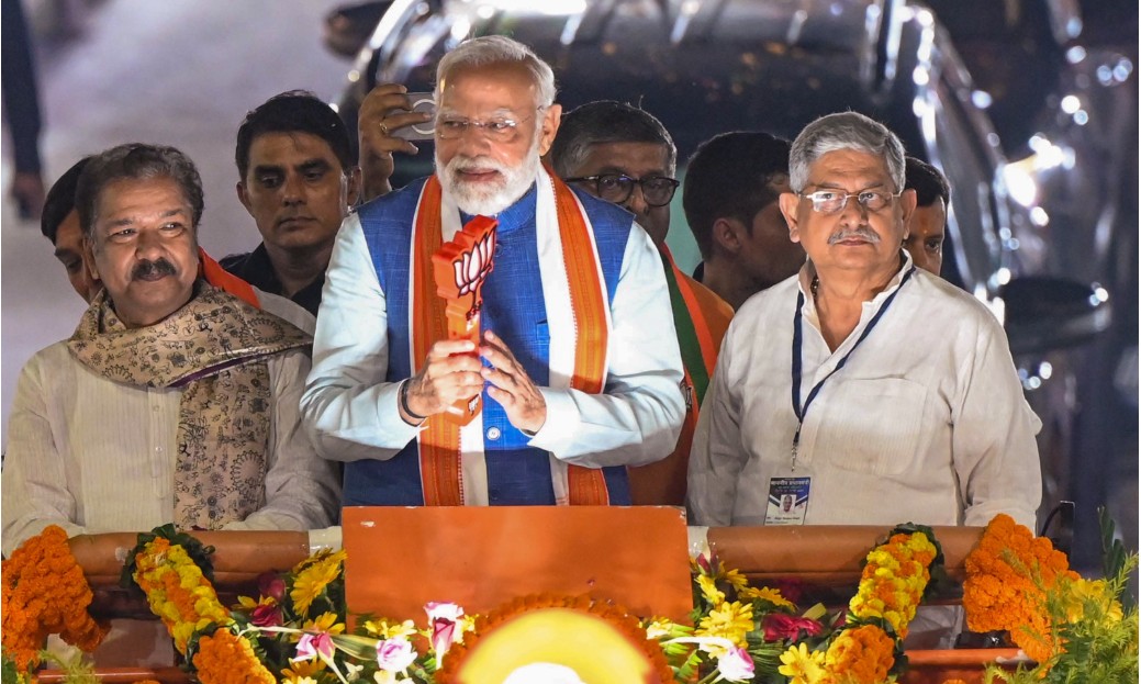 पटना में पीएम मोदी का मेगा रोड शो, हर तरफ भीड़ ही भीड़, महिलाओं ने उतारी आरती