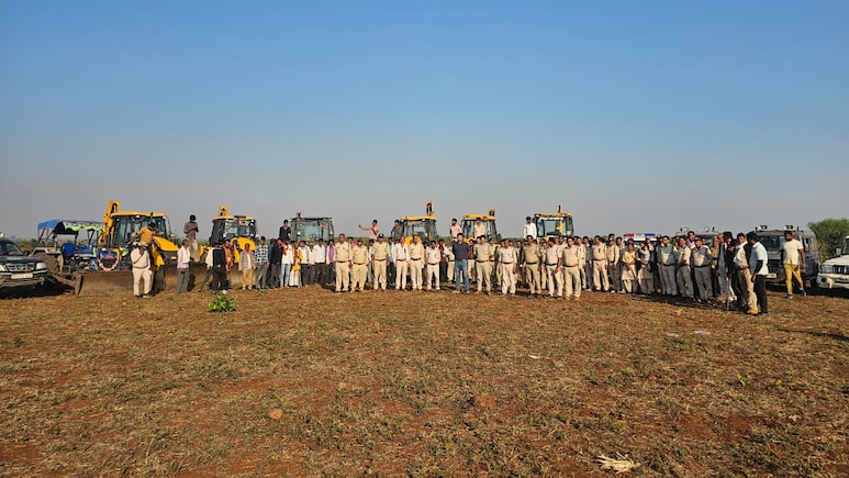 विदिशा के सिरोंज फॉरेस्ट रेंज में अवैध कब्जे पर चला बुलडोजर, 100 हेक्टेयर जमीन से हटाया गया अतिक्रमण