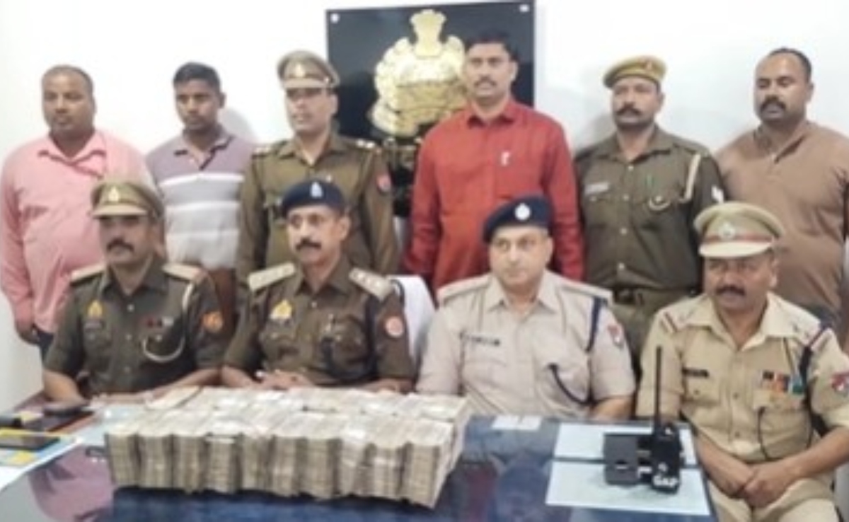 99 लाख रुपये लेकर बिहार के मोकामा जा रहा था शख्स, गोरखुपर रेलवे स्टेशन पर यूपी पुलिस ने धर-दबोचा