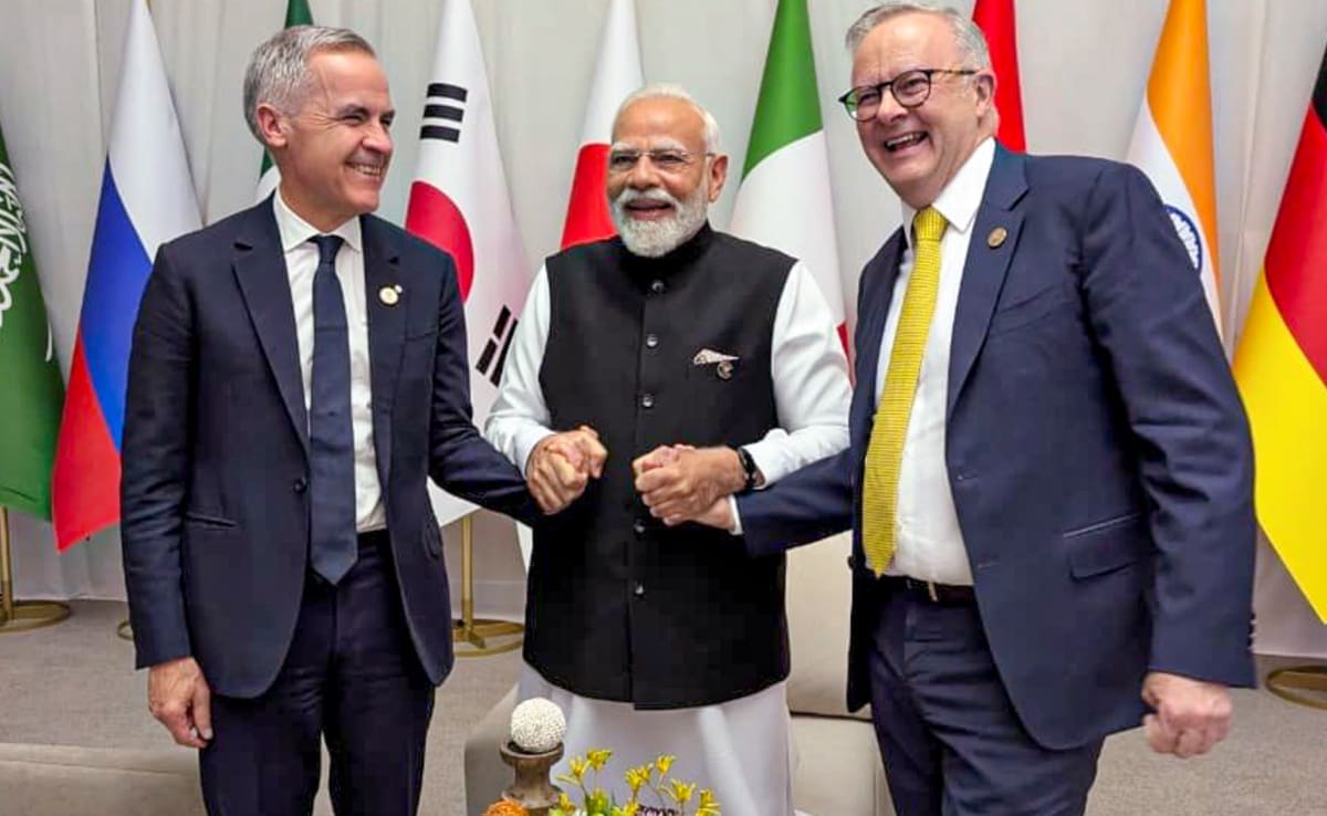 जी 20 शिखर सम्मेलन में ऑस्ट्रेलिया के प्रधानमंत्री एंथनी अल्बानीज और कनाडा के प्रधानमंत्री मार्क कार्नी के साथ प्रधानमंत्री नरेंद्र मोदी. जी 20 शिखर सम्मेलन में ऑस्ट्रेलिया के प्रधानमंत्री एंथनी अल्बानीज और कनाडा के प्रधानमंत्री मार्क कार्नी के साथ प्रधानमंत्री नरेंद्र मोदी.