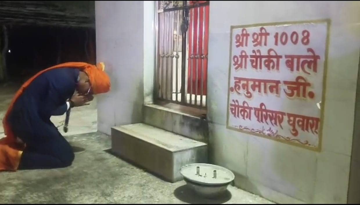 क्रांति के घर को फूलों से सजाया गया. क्रांति के घर को फूलों से सजाया गया.