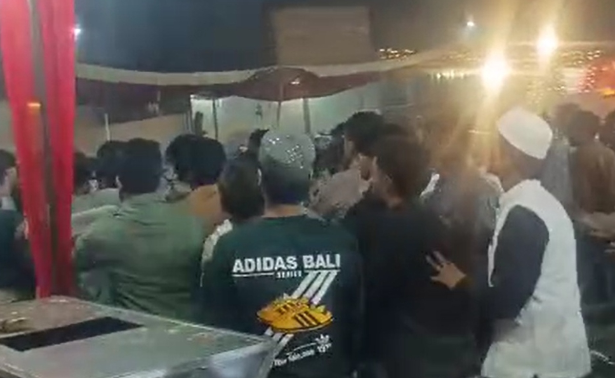 शादी में चिकन फ्राई के लिए भिड़े घराती और बराती, जमकर चले लात-घूसे, पुलिस की निगरानी में हुई शादी