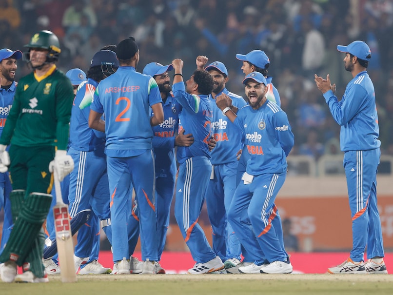 India vs South Africa LIVE Score, 1st ODI: Kuldeep Yadav Scalps 2 Wickets In 3 Balls, Sunil Gavaskar Elated - "Big, Big Wicket"; SA 7 Down