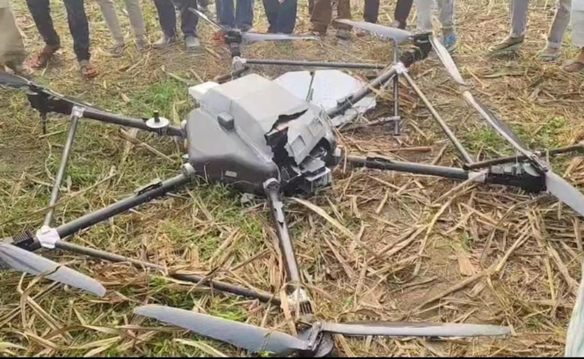 पुलिस ने खेत में मिले ड्रोन को कब्जे में लेकर मामले की जांच शुरू कर दी है.