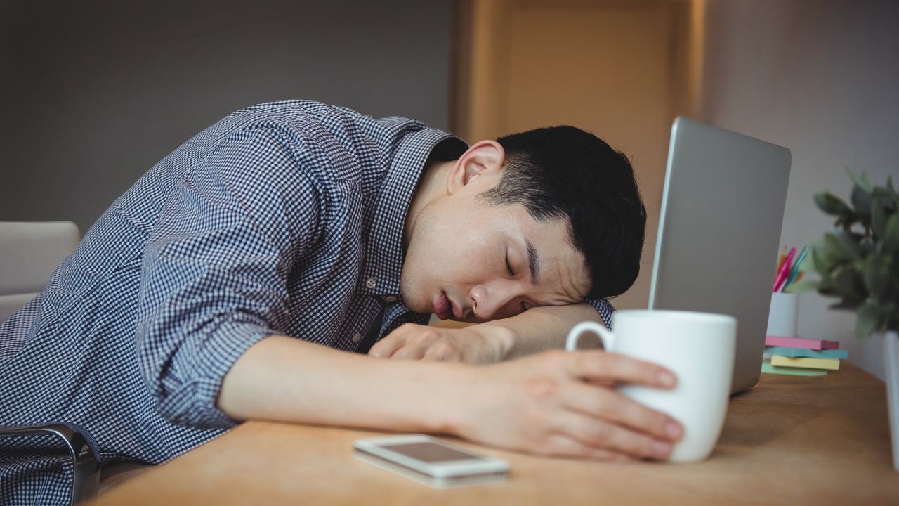 रात में सोने के बाद भी दिन में नींद क्यों आती है? जानें दिन में नींद भगाने के लिए क्या करना चाहिए