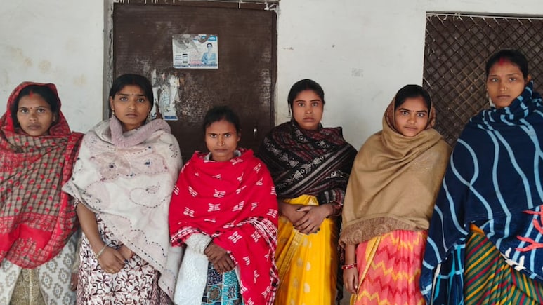 धीरेंद्र शास्त्री की कथा में लेडी गैंग बेनकाब! 15 लाख का सोना बरामद, कौन निकाल गया इनका 'पर्चा'?