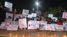IIT भिलाई के स्टूडेंट की मौत पर छात्रों ने निकाला कैंडिल मार्च, तख्तियां लेकर रात भर किया प्रदर्शन