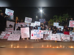 IIT भिलाई के स्टूडेंट की मौत पर छात्रों ने निकाला कैंडिल मार्च, तख्तियां लेकर रात भर किया प्रदर्शन