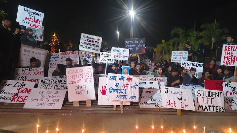 IIT भिलाई के स्टूडेंट की मौत पर छात्रों ने निकाला कैंडिल मार्च, तख्तियां लेकर रात भर किया प्रदर्शन