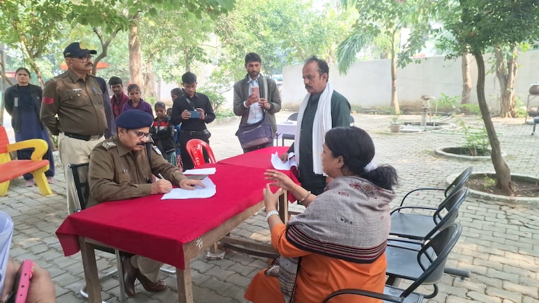 साहब! मेरी बेटी का ब्रेन वॉश कर दिया, उसे बचा लो... छतरपुर में SP दफ्तर पहुंची मां ने लगाई गुहार