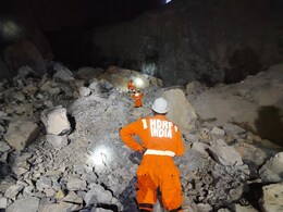 75 टन की चट्टान गिरी... सोनभद्र की खदान में शनिवार से फंसे मजदूरों को निकालने की कोशिशें तेज