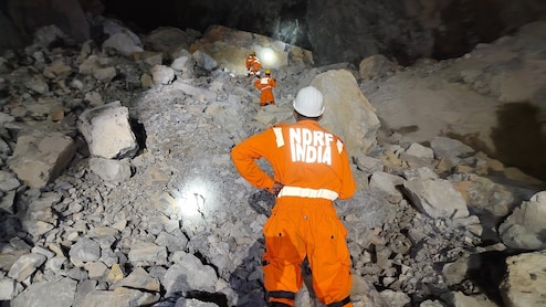 सोनभद्र में शनिवार को हुए खदान हादसे में रेस्क्यू जारी, पांच मजदूरों के शव बरामद