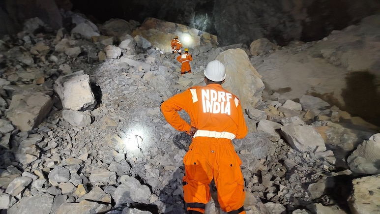 75 टन की चट्टान गिरी... सोनभद्र की खदान में शनिवार से फंसे मजदूरों को निकालने की कोशिशें तेज