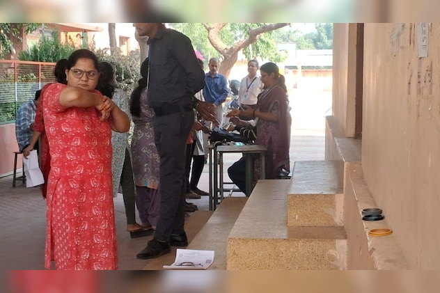 चूड़ी उतारते हुए महिला चूड़ी उतारते हुए महिला