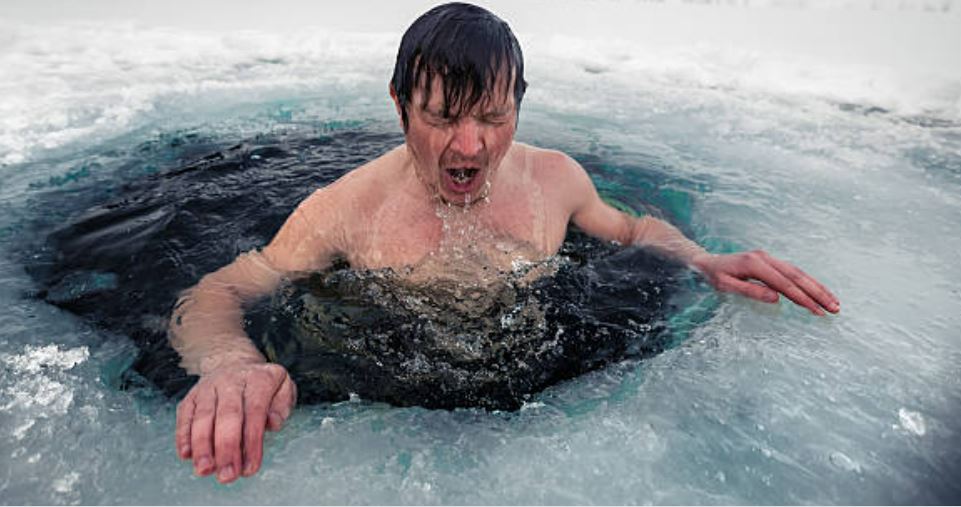 जहां उबलता पानी भी हवा में जम जाता है, जानिए दुनिया के सबसे ठंडे देश में लोग कैसे नहाते हैं?