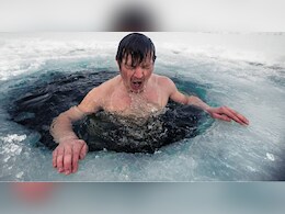 जहां उबलता पानी भी हवा में जम जाता है, जानिए दुनिया के सबसे ठंडे देश में लोग कैसे नहाते हैं?