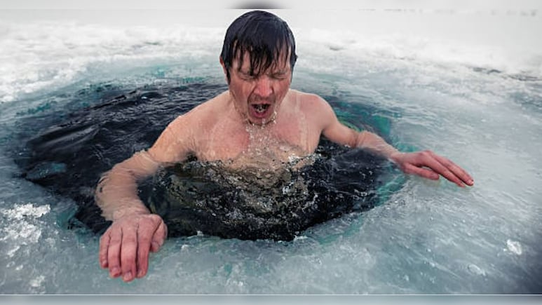 जहां उबलता पानी भी हवा में जम जाता है, जानिए दुनिया के सबसे ठंडे देश में लोग कैसे नहाते हैं?