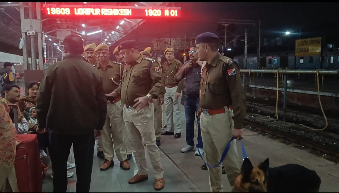 प्लेटफॉर्म पर तलाशी अभियान चलाते जवान. प्लेटफॉर्म पर तलाशी अभियान चलाते जवान.