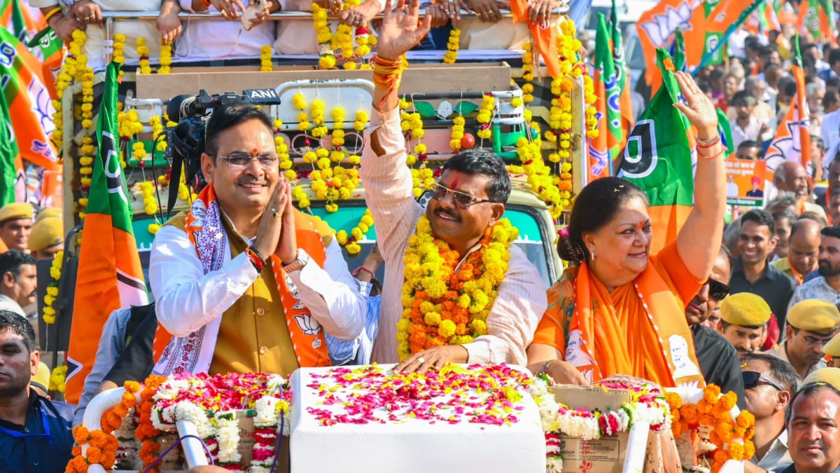 बीजेपी प्रत्याशी मोरपाल सुमन के समर्थन में रोडशो करते भजनलाल शर्मा और वसुंधरा राजे बीजेपी प्रत्याशी मोरपाल सुमन के समर्थन में रोडशो करते भजनलाल शर्मा और वसुंधरा राजे