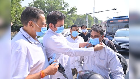 दिल्ली में बढ़ते प्रदूषण के खिलाफ कांग्रेस का अभियान, प्रदेश अध्यक्ष देवेंद्र यादव ने ITO चौक पर बांटे मास्क 