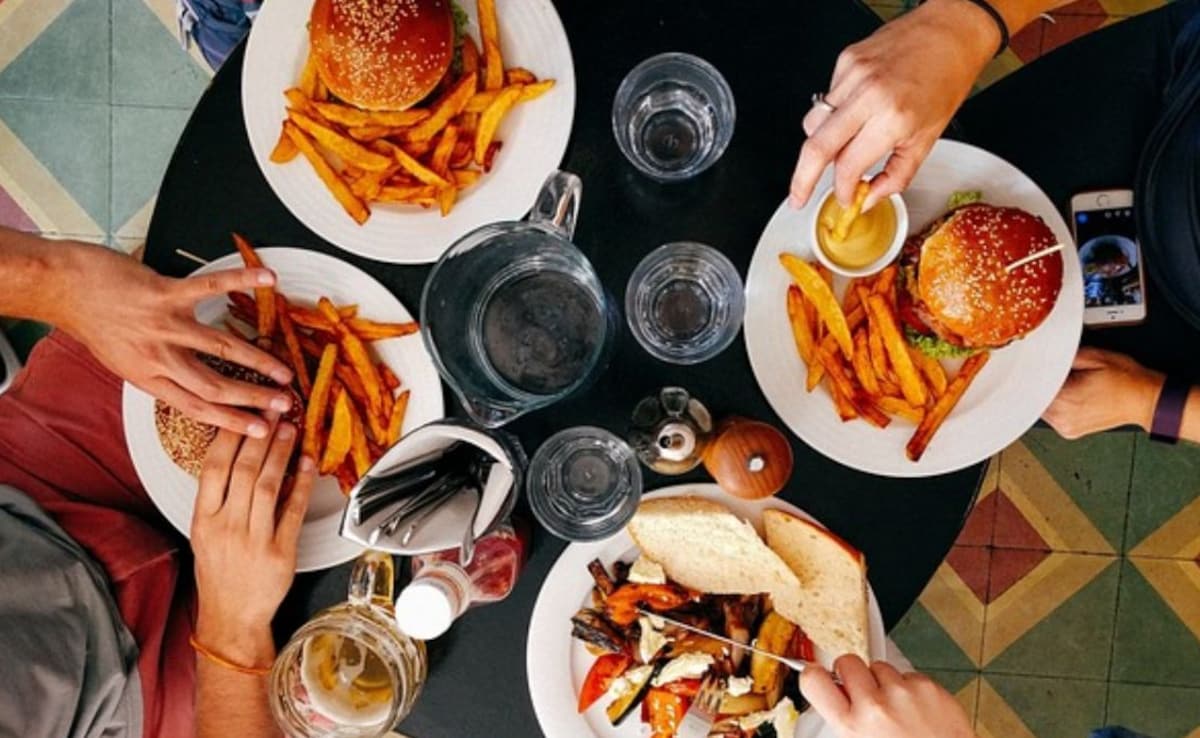 When you eat slowly, you swallow less air, which reduces bloating. Photo: Pixabay