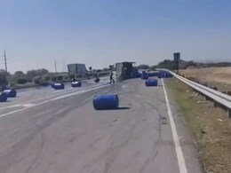 केमिकल भरे नीले ड्रम सड़क पर गिरने से मची अफरा-तफरी, NH पर हुई ट्रेलर की हुई ट्रैक्टर से टक्कर