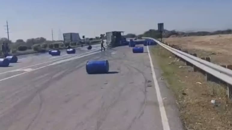 केमिकल भरे नीले ड्रम सड़क पर गिरने से मची अफरा-तफरी, NH पर हुई ट्रेलर की हुई ट्रैक्टर से टक्कर