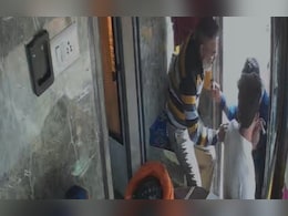 Sikar News: नेशनल हाईवे-52 पर बस के कंडक्टर-खलासी से मारपीट, सीसीटीवी में घटना कैद