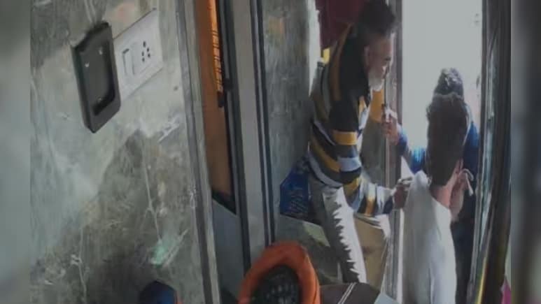 Sikar News: नेशनल हाईवे-52 पर बस के कंडक्टर-खलासी से मारपीट, सीसीटीवी में घटना कैद