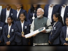 पीएम मोदी ने वर्ल्ड कप जीतने वाली ब्लाइंड महिला टीम से की मुलाकात, मिठाई खिलाकर दी खिलाड़ियों को बधाई