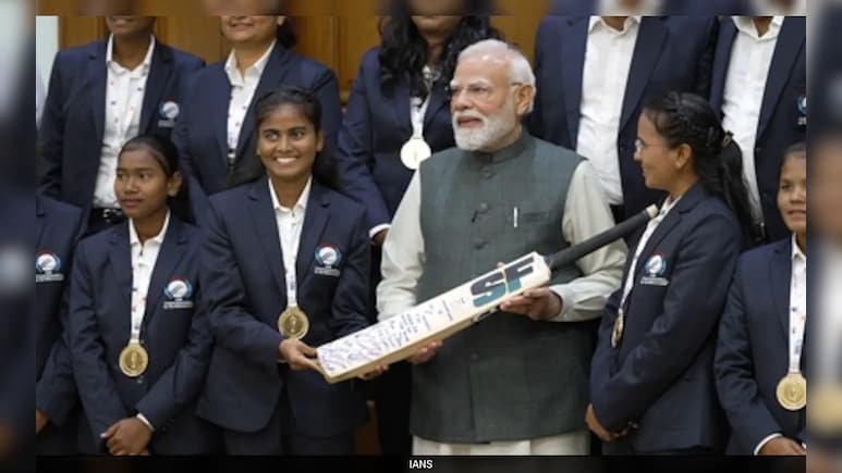 पीएम मोदी ने वर्ल्ड कप जीतने वाली ब्लाइंड महिला टीम से की मुलाकात, मिठाई खिलाकर दी खिलाड़ियों को बधाई