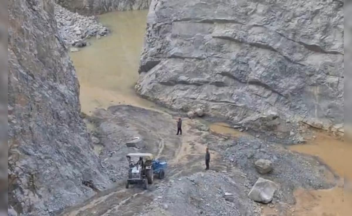 यूपी के सोनभद्र में खदान साइट पर पहाड़ी धंसी, कई मजदूरों के मलबे में दबे होने की आशंका