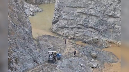 यूपी के सोनभद्र में खदान साइट पर पहाड़ी धंसी, कई मजदूरों के मलबे में दबे होने की आशंका