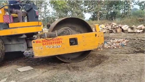 MP News: एमपी के इस शहर में बही शराब की 'नदी', एक साथ इतने हजार लीटर की बोतलों पर चला रोड रोलर