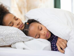 बच्चा देर तक जागता है? सोने से 45 मिनट पहले करवाएं ये 6 काम, सुबह खुद उठकर बोलेगा 'गुड मॉर्निंग'!