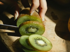 कीवी खाने से कौन-कौन सी बीमारी ठीक होती है?, जानें कीवी खाने का सही तरीका क्या है?