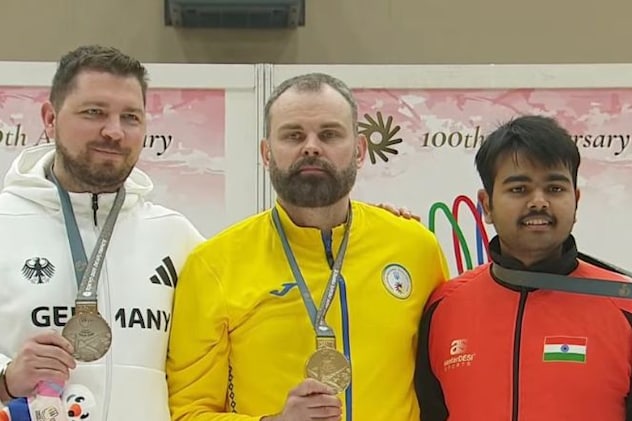 कांस्य पदक लेते हुए कुशाग्र सिंह रजावत