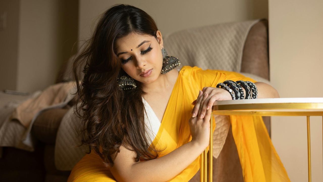 Yellow Saree for Haldi Ceremony: येलो साड़ी का ये कलेक्‍शन बना देगा हर किसी को आपके फैंशन सेंस का दीवाना