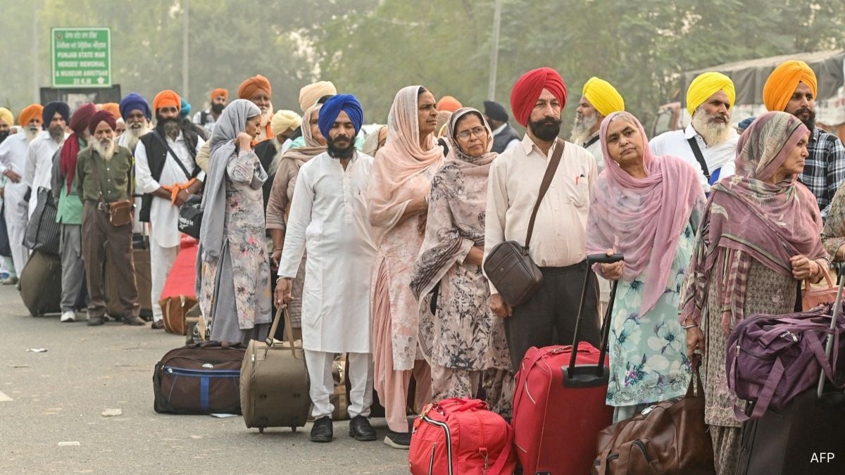 Sikh pilgrims stand in a queue at the India-Pakistan Wagah border on November 4 (File) Sikh pilgrims stand in a queue at the India-Pakistan Wagah border on November 4 (File)