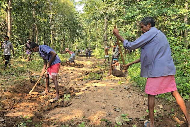 अबूझमाड़ में विकास की नई राह: ग्रामीणों ने श्रमदान से बनाई 12 किलोमीटर लंबी सड़क अबूझमाड़ में विकास की नई राह: ग्रामीणों ने श्रमदान से बनाई 12 किलोमीटर लंबी सड़क